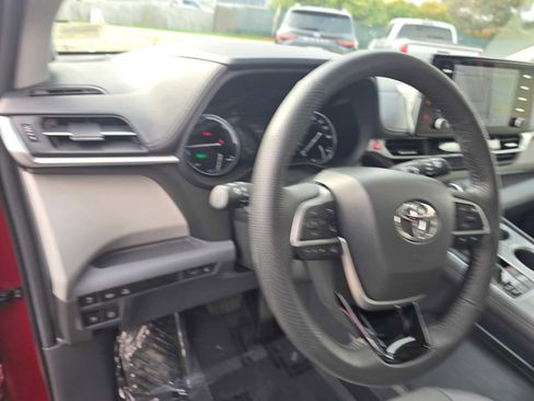 Used 2023 Toyota Sienna Limited image 26