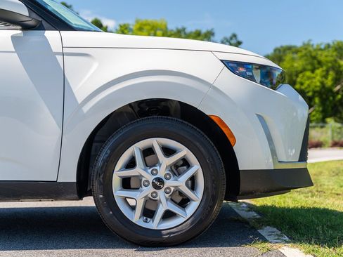 Used 2025 Kia Soul LX w/ LX Technology Package FWD image 9