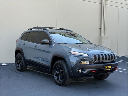 Used 2015 Jeep Cherokee Trailhawk w/ Comfort/Convenience Group AWD/4WD image 3