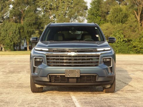 Used 2025 Chevrolet Traverse LT AWD/4WD image 2