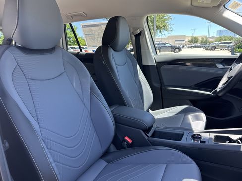 Used 2025 Volkswagen Tiguan SE image 16