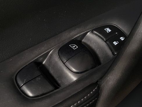 Used 2018 Nissan Rogue S AWD/4WD image 27
