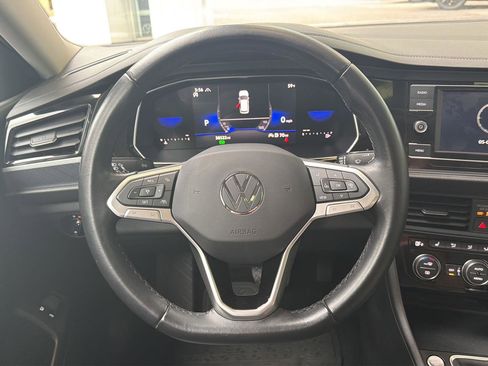 Certified 2023 Volkswagen Jetta SE w/ Panoramic Sunroof Package FWD image 19