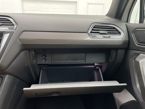 Used 2022 Volkswagen Tiguan SE R-Line image 43