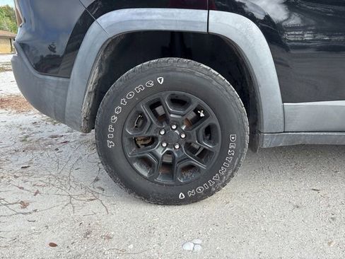 Used 2019 Jeep Cherokee Trailhawk w/ Cold Weather Group image 18