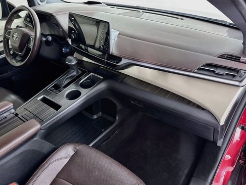Used 2022 Toyota Sienna Platinum FWD image 33