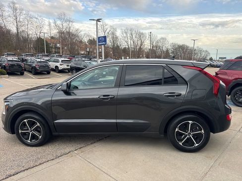 Used 2025 Kia Niro LX image 9