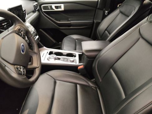 Used 2020 Ford Explorer XLT w/ Equipment Group 202A AWD/4WD image 17
