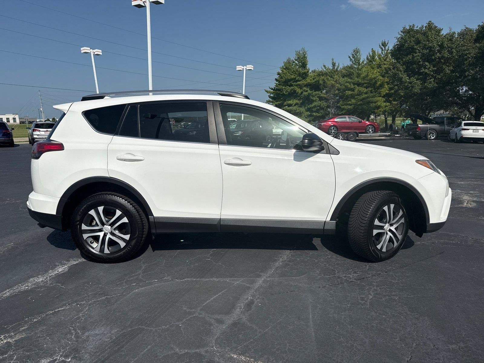 Used 2018 Toyota RAV4 LE w/ Carpet Mat Package AWD/4WD image 10