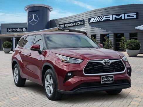 Used 2022 Toyota Highlander LE image 2