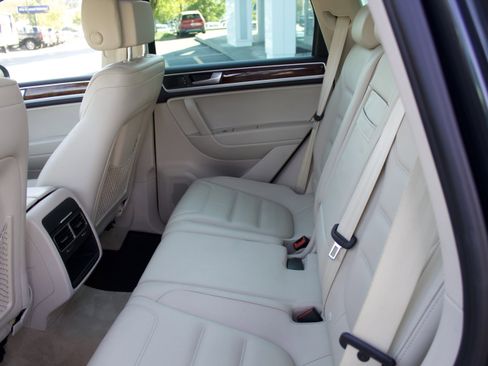 Used 2012 Volkswagen Touareg TDI image 26