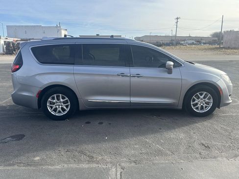 Used 2020 Chrysler Pacifica Touring-L image 5