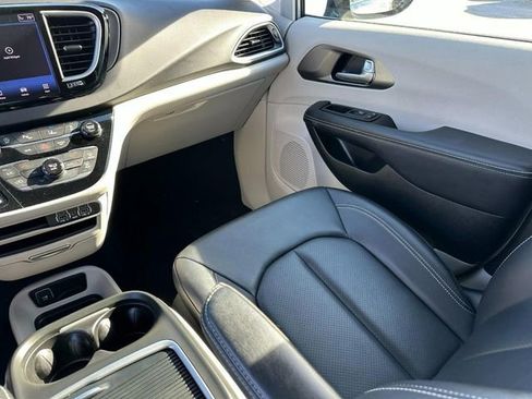 Used 2024 Chrysler Pacifica Touring-L image 19