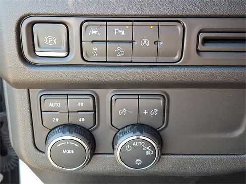 Used 2024 Chevrolet Suburban Premier image 22