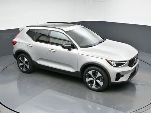 Used 2024 Volvo XC40 B5 Plus w/ Protection Package Premier image 43