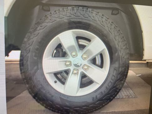 Used 2020 RAM 1500 Tradesman w/ Chrome Appearance Group image 8