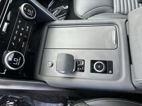 Used 2024 Land Rover Discovery Dynamic SE AWD/4WD image 20