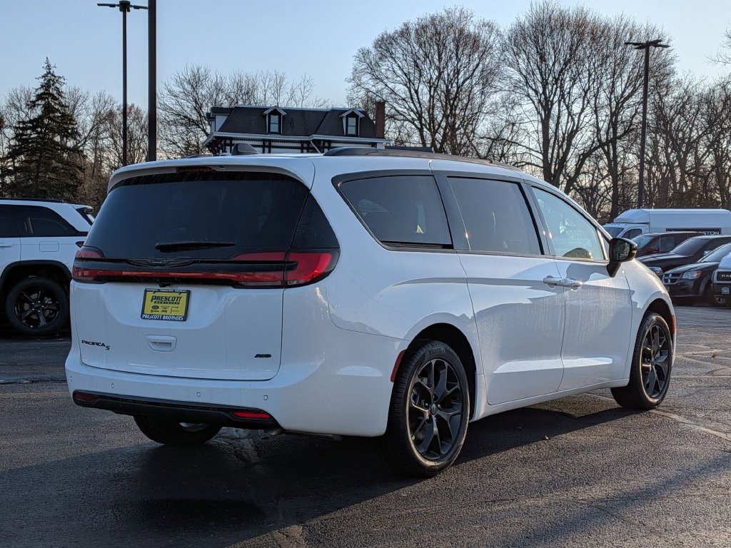New 2026 Chrysler Pacifica Select w/ S Appearance Package AWD/4WD image 7
