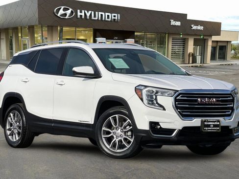 Used 2024 GMC Terrain SLT image 2