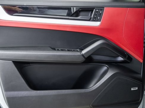 Certified 2024 Porsche Cayenne Coupe image 6