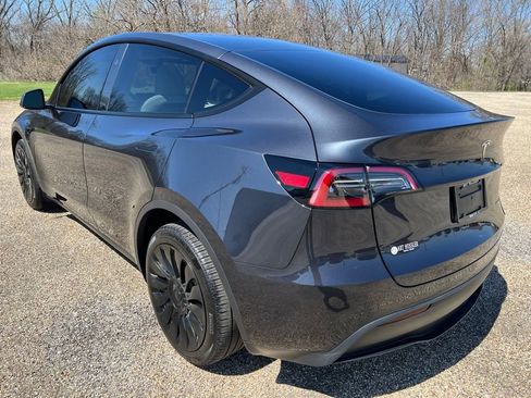 Used 2024 Tesla Model Y Long Range image 3