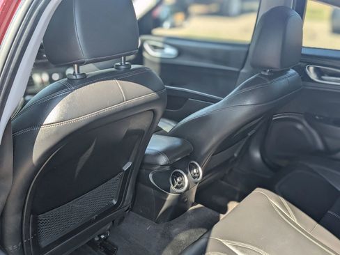 Used 2017 Alfa Romeo Giulia image 18