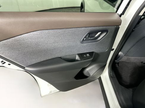Used 2023 Nissan Rogue S AWD/4WD image 25