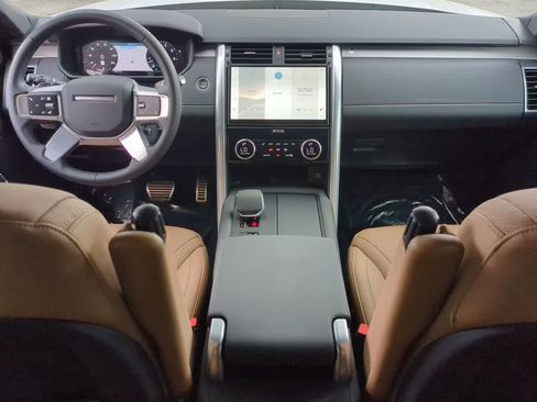 Used 2025 Land Rover Discovery Dynamic SE AWD/4WD image 16