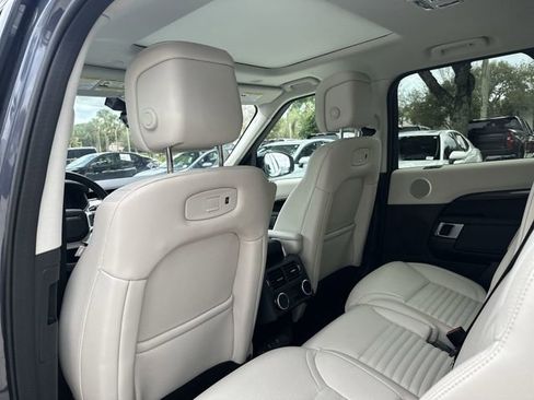 Used 2025 Land Rover Discovery S image 27