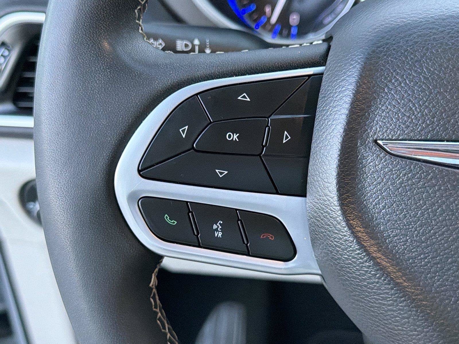 Used 2024 Chrysler Pacifica Touring-L FWD image 24