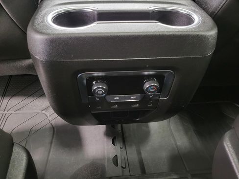 Used 2025 Chevrolet Suburban Premier image 24