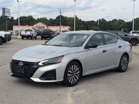 Used 2024 Nissan Altima 2.5 SV image 7