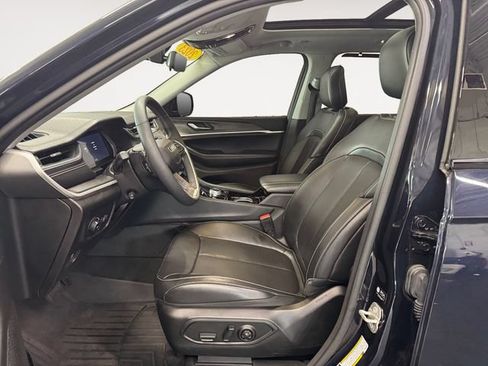 Used 2023 Jeep Grand Cherokee Limited w/ Luxury Tech Group II AWD/4WD image 7