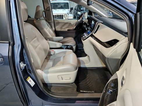 Used 2017 Toyota Sienna FWD image 31