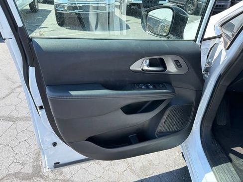 Used 2025 Chrysler Pacifica Select FWD image 21