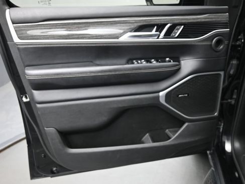 Used 2022 Jeep Wagoneer Series III w/ Flexible Seating Group AWD/4WD image 12