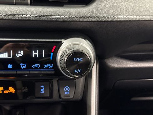 Used 2021 Toyota RAV4 XLE Premium AWD/4WD image 39