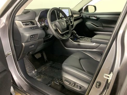 Used 2024 Toyota Highlander XLE AWD/4WD image 33