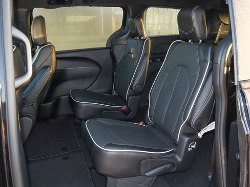 New 2026 Chrysler Pacifica Limited w/ S Appearance Package image 15