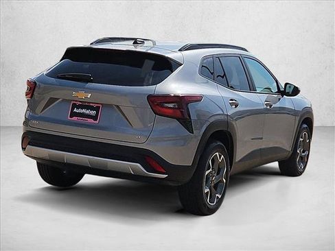 Used 2025 Chevrolet Trax LT FWD image 5