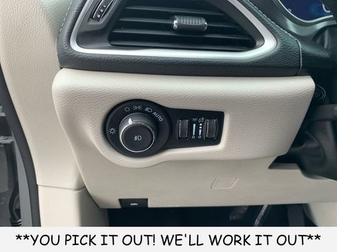 Used 2023 Chrysler Pacifica Touring-L FWD image 13