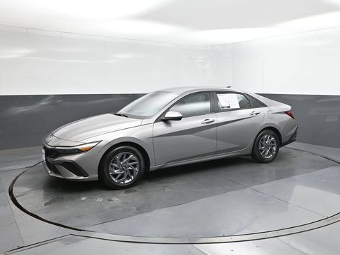 Used 2024 Hyundai Elantra SEL FWD image 30