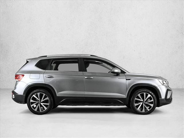 Used 2023 Volkswagen Taos SE w/ Panoramic Sunroof Package AWD/4WD image 4