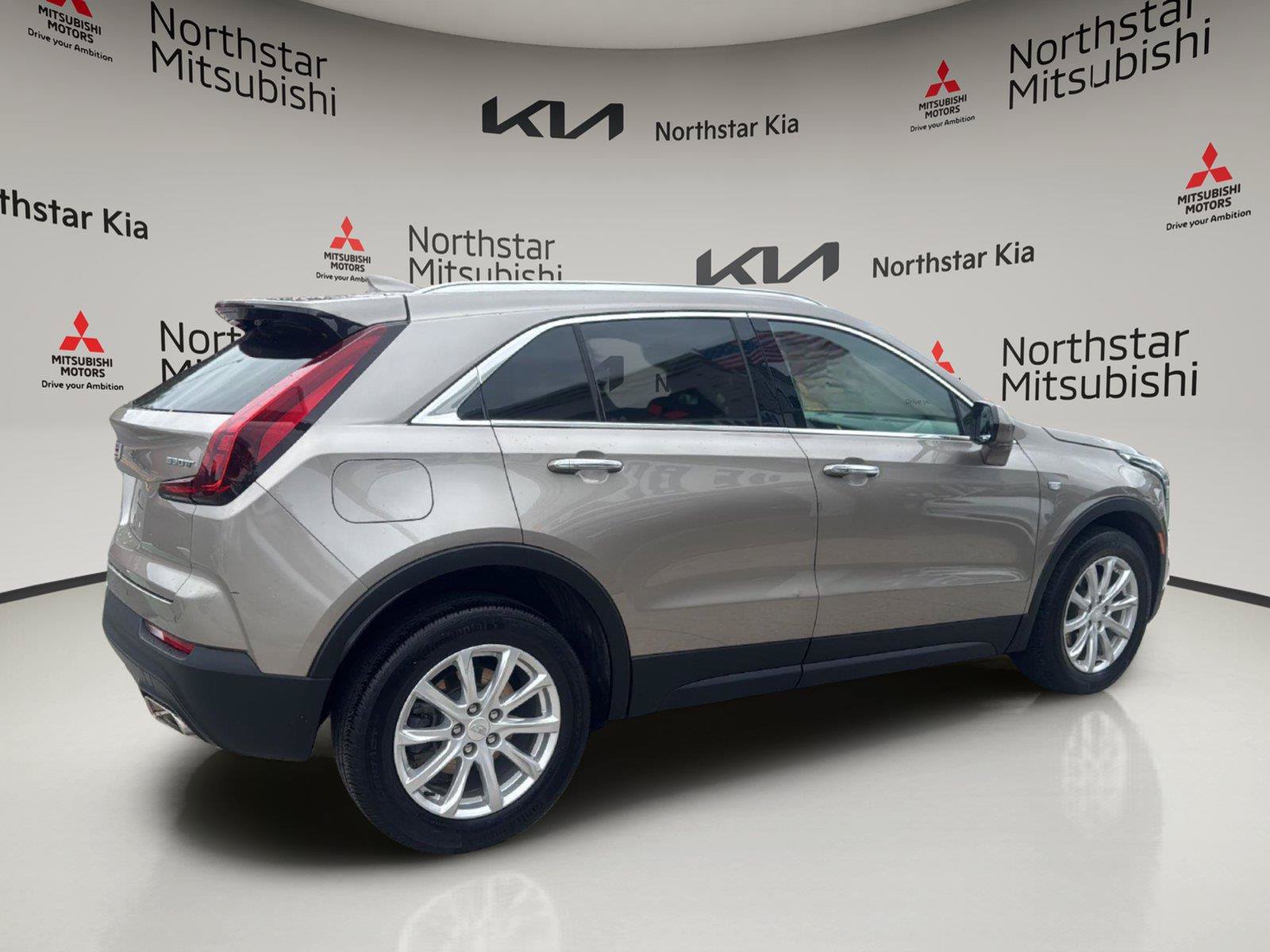 Used 2022 Cadillac XT4 Luxury w/ Cold Weather Package AWD/4WD image 7
