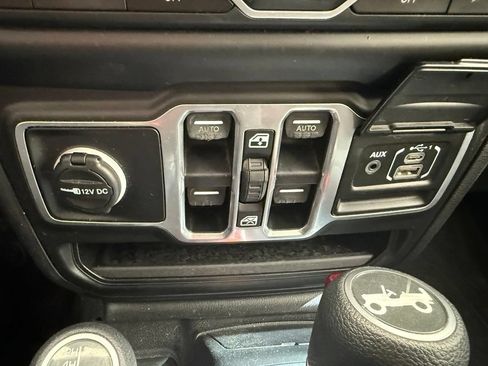 Used 2018 Jeep Wrangler Unlimited Sahara AWD/4WD image 19