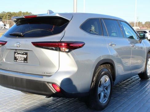 Used 2021 Toyota Highlander LE image 5