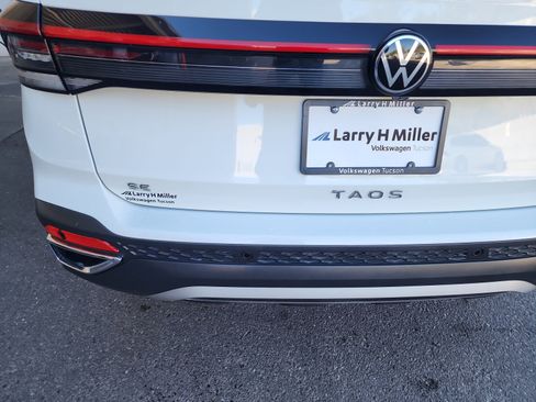 Certified 2025 Volkswagen Taos SE w/ Black Wheel Package image 24