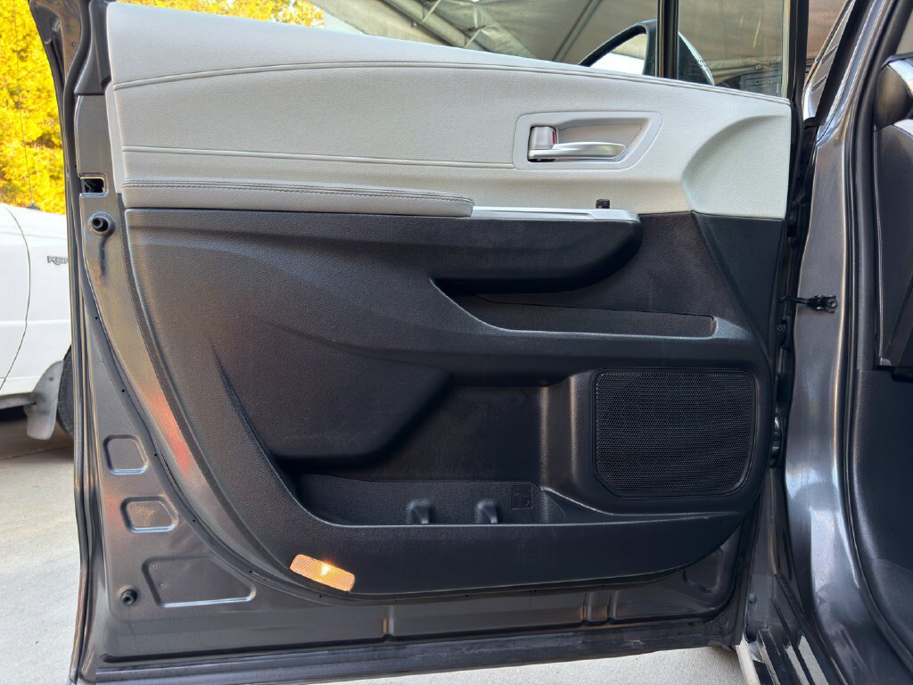 Used 2025 Toyota Sienna XLE FWD image 32