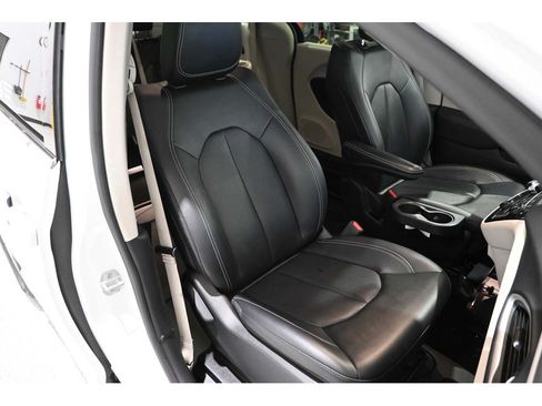 Used 2024 Chrysler Pacifica Touring-L FWD image 16