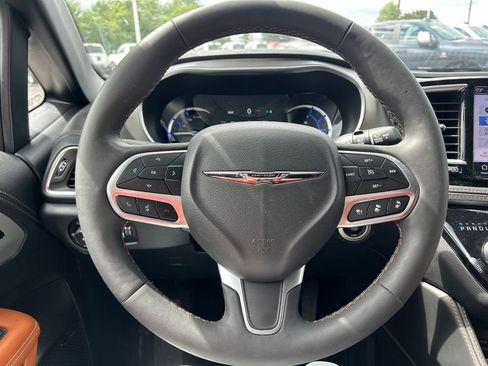 Used 2024 Chrysler Pacifica Pinnacle FWD image 12